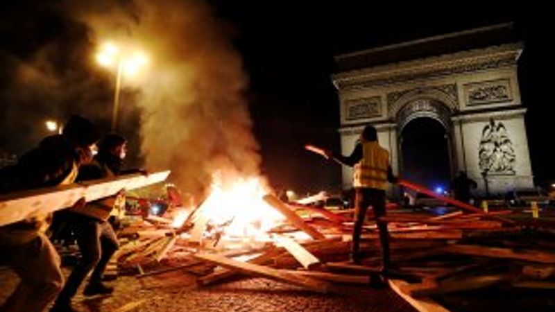 Fransa'da göstericilerin üzerine plastik mermi ateşlendi