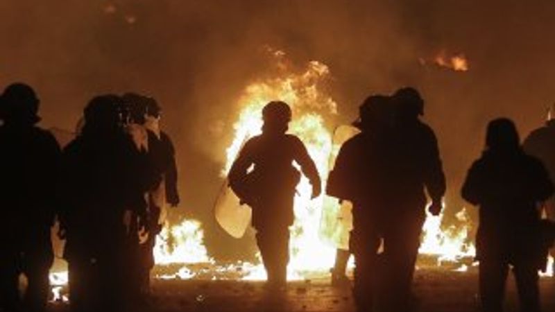 Yunanistan karıştı: Eylemciler polisle çatıştı