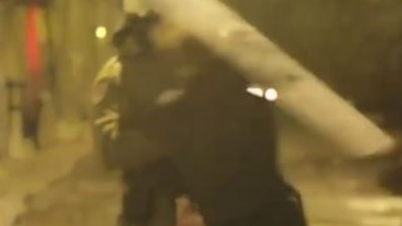 Yunan polisi protestocuya kalkanıyla vurdu