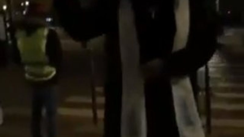 Paris'te göstericileri kutsayan papaz