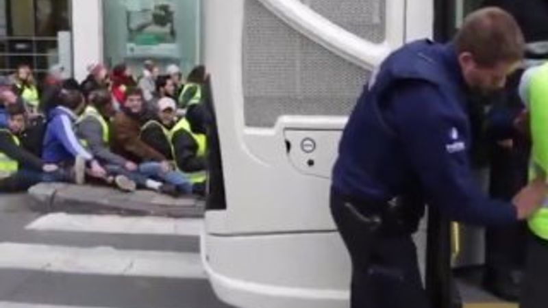 Belçika polisinden göstericilere ters kelepçeli eziyet