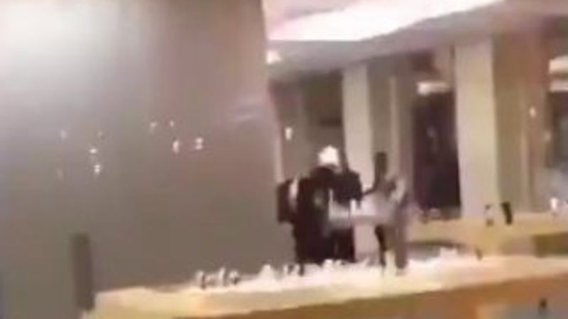 Fransızlar Apple mağazasını talan edip tüm ürünleri çaldı