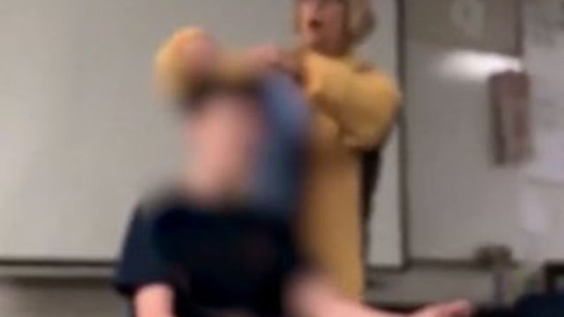 Öğrencisinin saçını zorla kesti