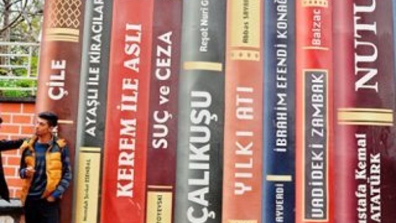 Okul duvarları devasa kitap figürleriyle donatıldı