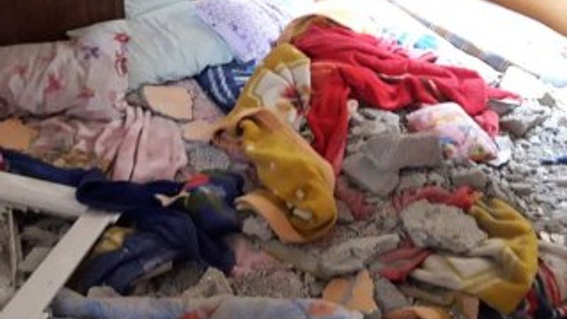 Dağdan kopan kaya parçaları eve düştü