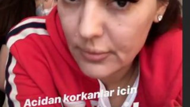 Demet Akalın kalçasını kaldırttı