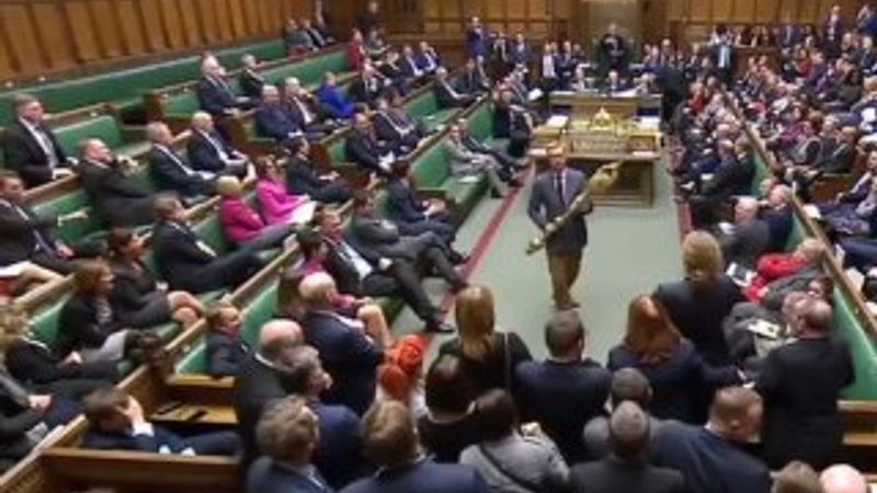 İngiliz Parlamentosu kapanmanın eşiğinden döndü
