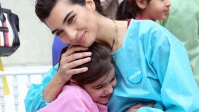Tuba Büyüküstün Suriyeli çocuklarla buluştu
