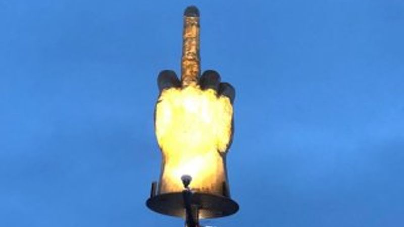 Yönetime kızdı, yaptığı heykelle hareket çekti