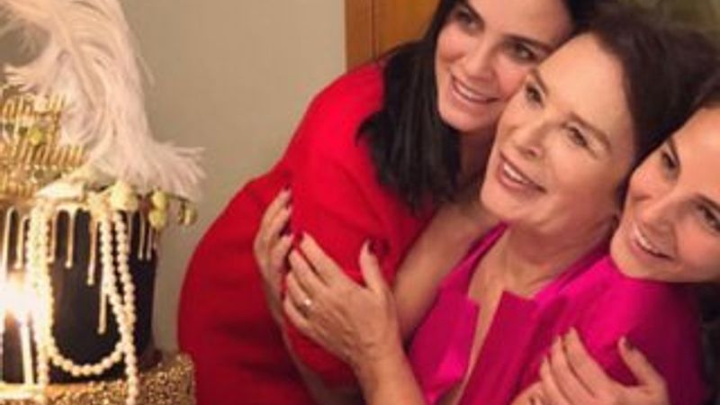 Hülya Koçyiğit'e torunlarından sürpriz