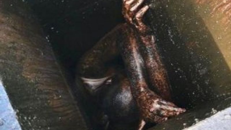 Aspiratör bacasında 2 gün mahsur kaldı