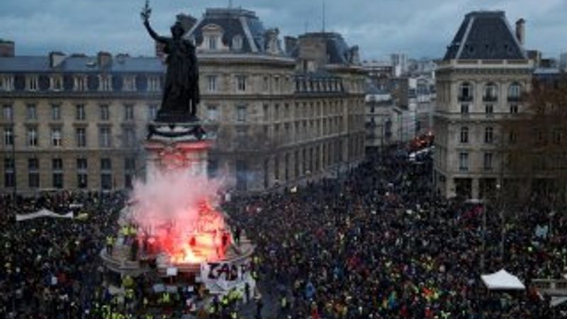 Sarı Yelekliler Paris’i felç etti