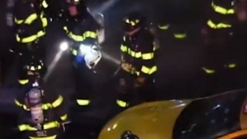 İtfaiyeciler yangında çıkan patlamanın içinde kaldı