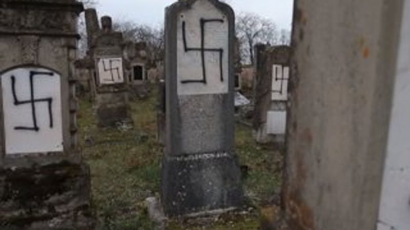 Fransa'da Yahudi mezarlığına saldırı