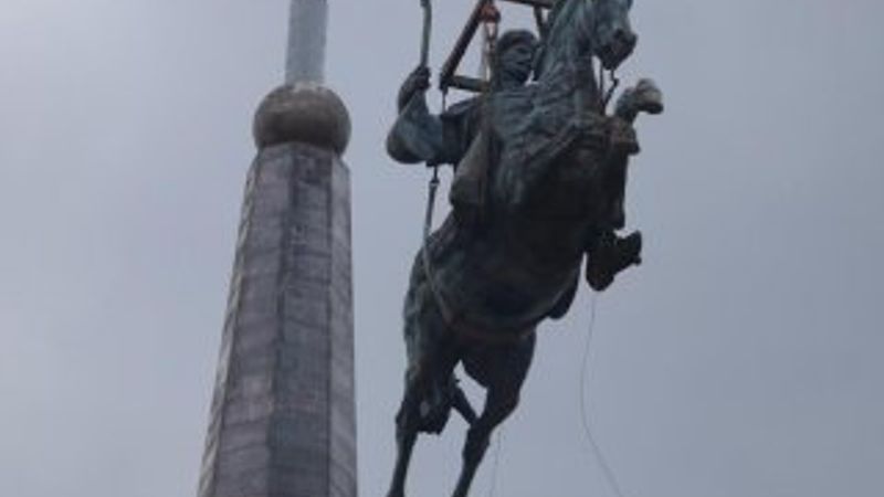 Dev Köroğlu heykeli kaidesine yerleştirildi