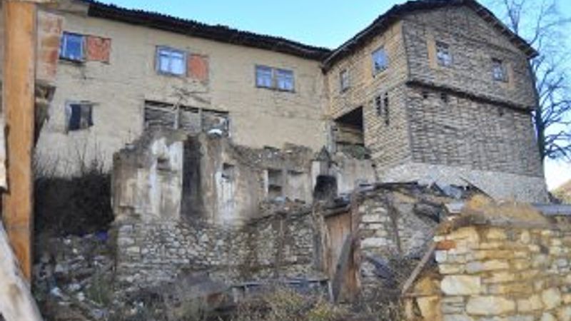 Yüzlerce yıllık kerpiç evleriyle görenleri etkileyen köy