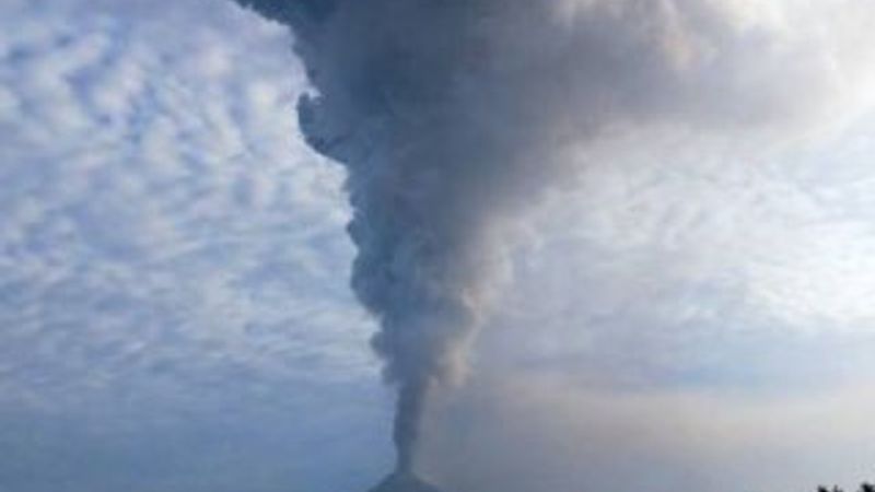 Endonezya'da Soputan Yanardağı faaliyete geçti