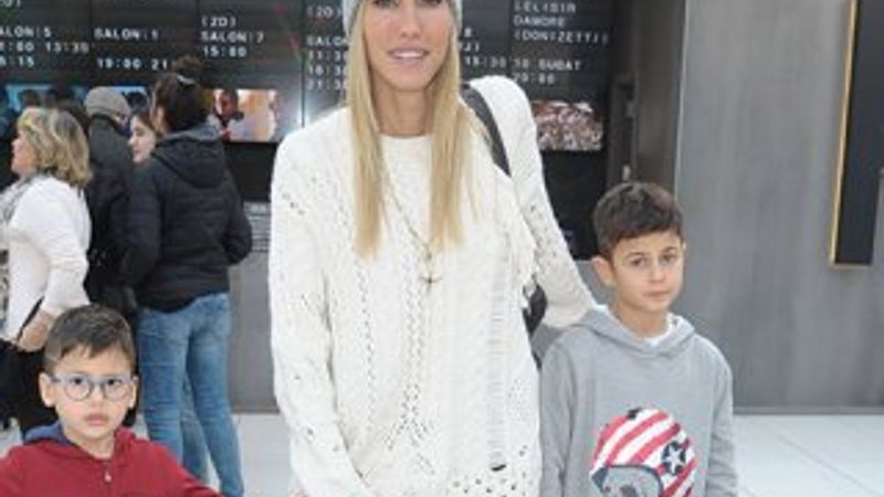 Çağla Şıkel'den annelik dersi