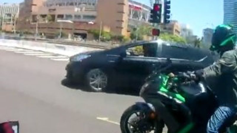 Motosikletliye kızan sürücü aracı üstüne sürdü