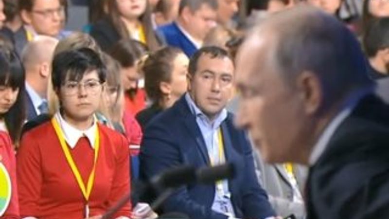 Putin'in basın toplantısında muhabirlerden yoğun ilgi