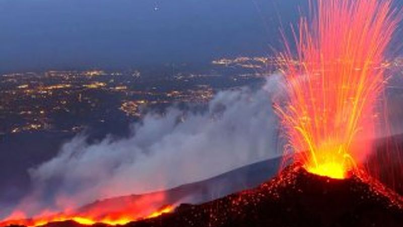 Etna Yanardağı yine patladı