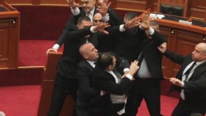 Arnavutluk meclisinde Başbakan'a yumurta attılar