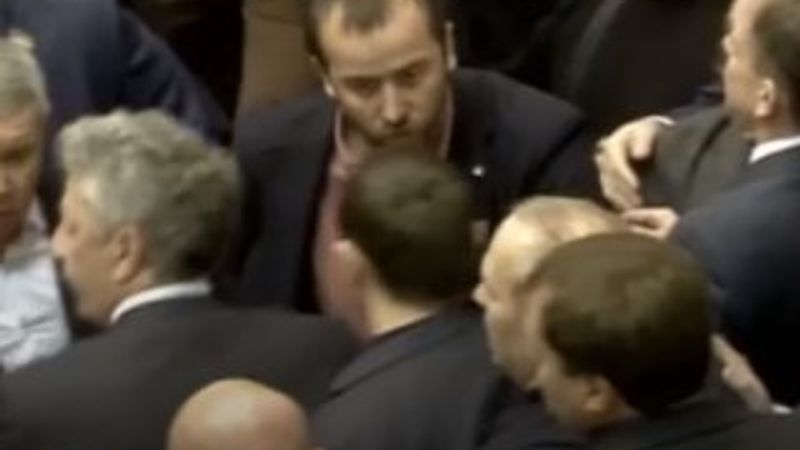 Ukrayna parlamentosunda yumruklu kavga