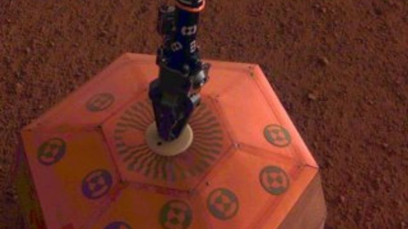 InSight Mars yüzeyine depremölçer indirdi