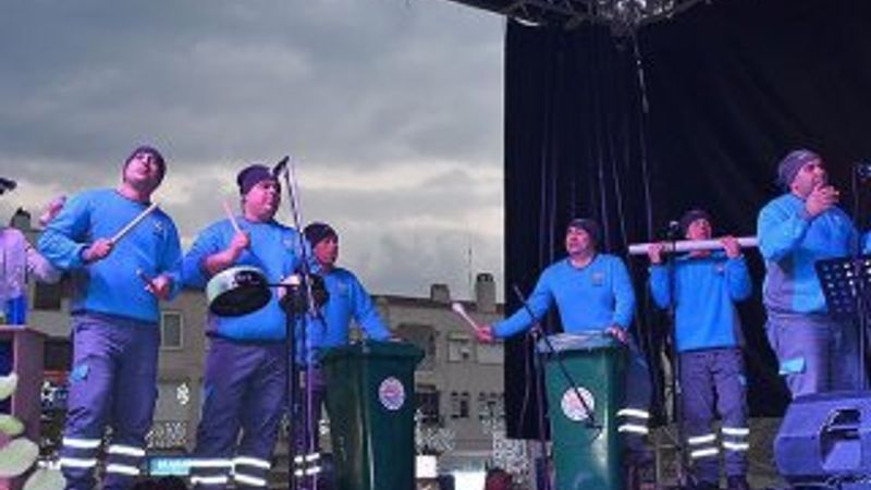 İşçiler çöpten topladıkları atıklarla konser verdiler