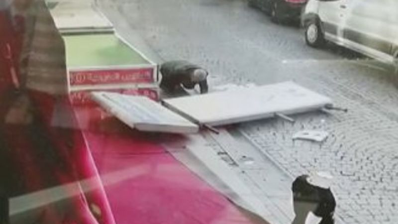 Fatih'te reklam tabelası yaşlı adamın üzerine düştü