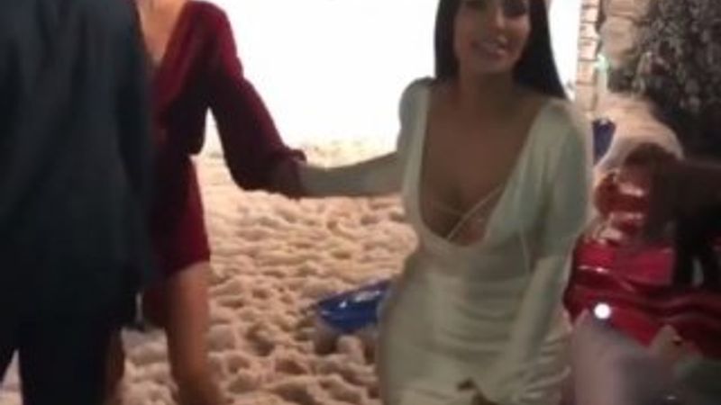 Kim Kardashian evinde parti verdi