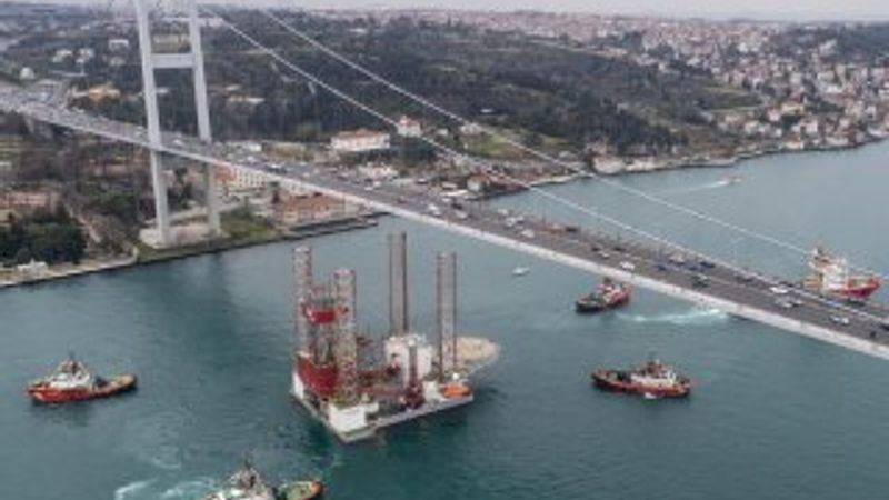 Dev platform gemisi boğazdan geçti