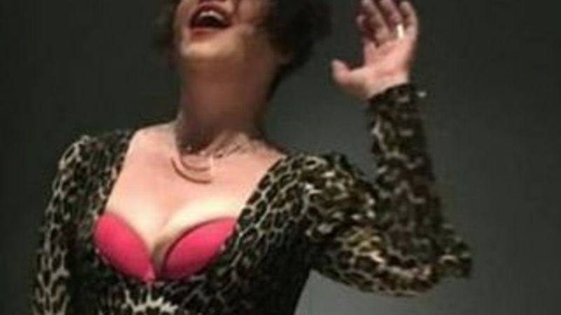 Nazan Öncel'den kulis pozu