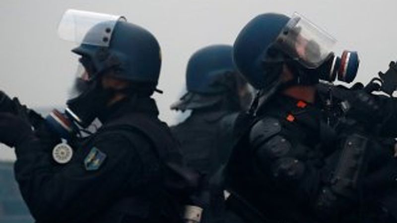 AB, Macron'un zulmünü görmezden geliyor