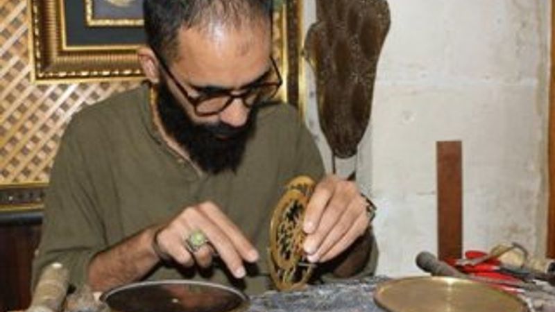 Usturlabı eski tekniklerle yeniden üretiyor