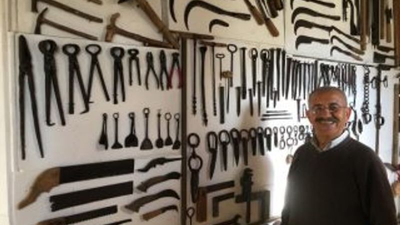 Topladığı tarihi eserlerle evinde müze açtı