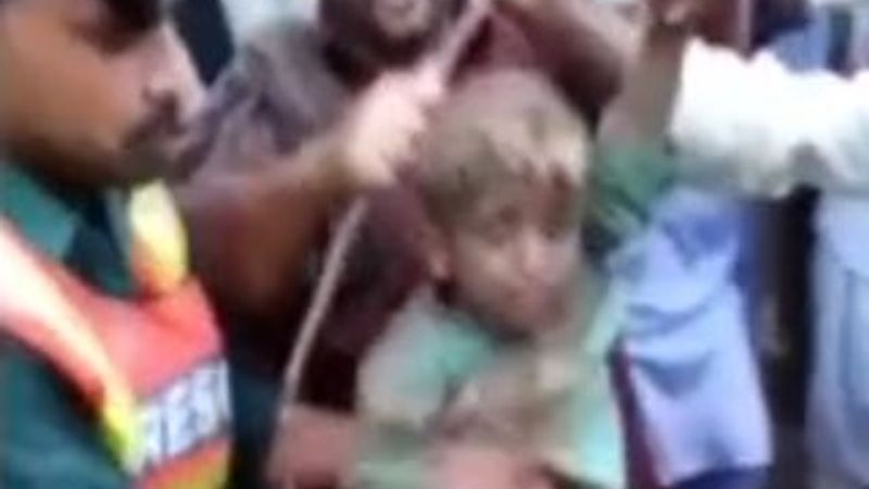 Hindistan'da sondaj deliğine düşen çocuk