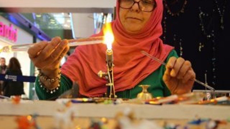 Kırık bardakları sanata dönüştürüyor