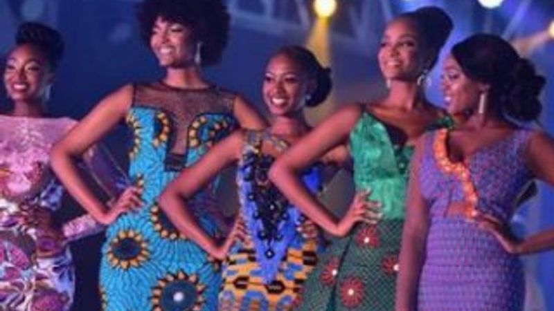 Afrika güzelinin saçları yandı