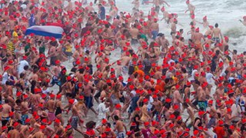 Hollandalılar yeni yılı denizde kutladı