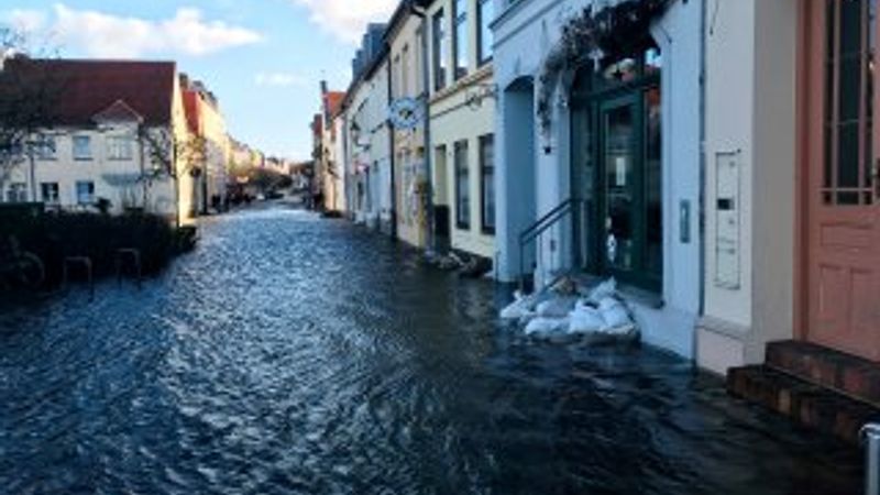 Almanya'nın kuzeyinde deniz taştı