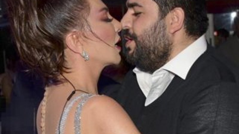 Ebru Yaşar'dan yeni yıl öpücüğü