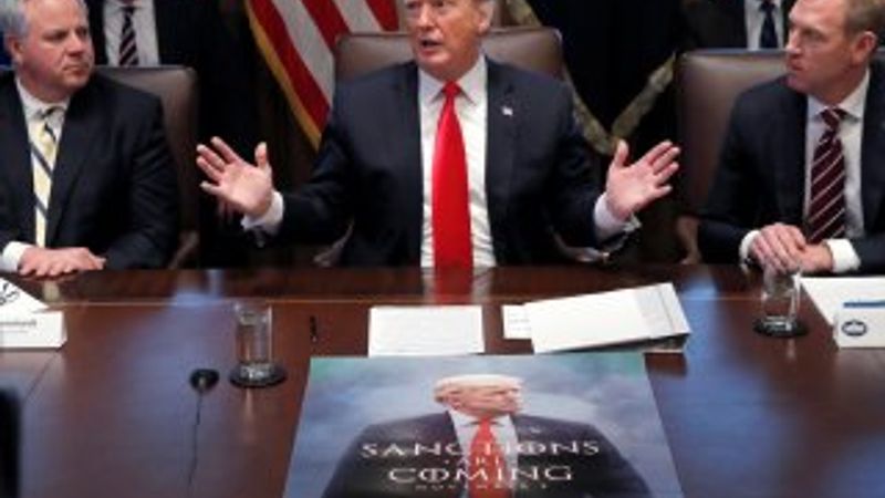 Trump attığı 'yaptırım' tweetini poster yaptırdı