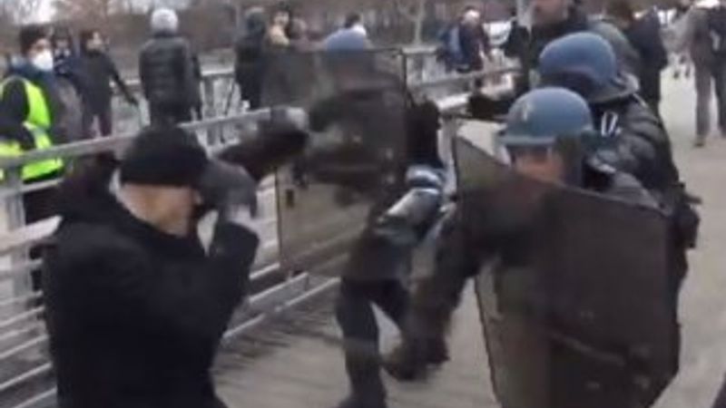 Fransız polisini yumruklayan boksör