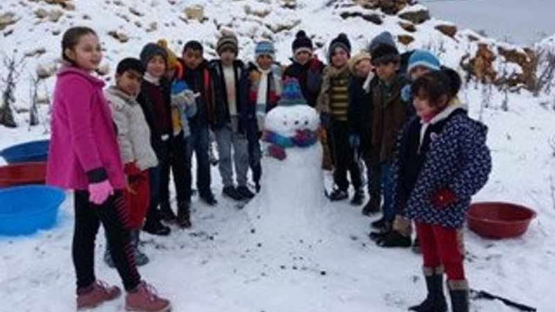 Küçük izciler karda kamp yaptı