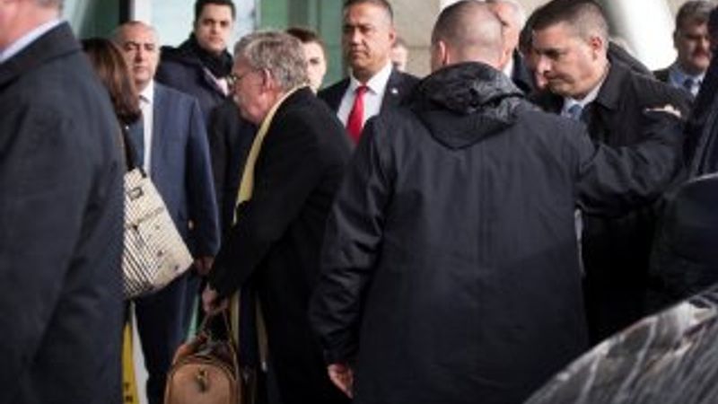 Bolton 2 kırmızı dosya ile ülkesine döndü