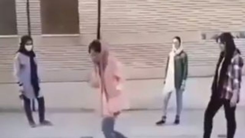 İranlı kadınların baskılara tepkisi: Sokakta dans