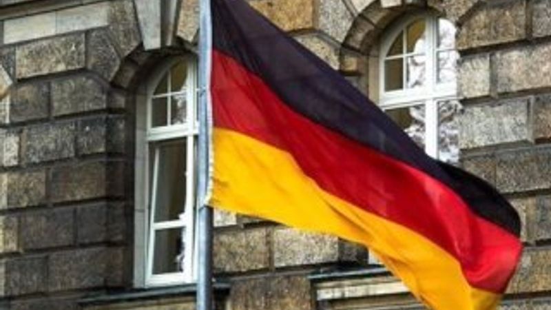 Almanya'da yüzlerce siyasetçinin belgeleri ifşa edildi