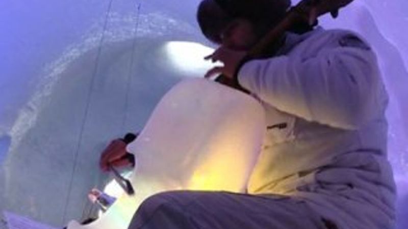 Buzdan enstrümanlarla konser veriyorlar