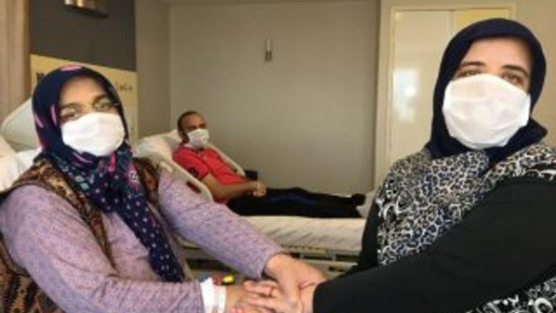 Böbreğini ablasına vermeyi tercih etti